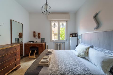 Bed, Photo of the whole room, Bedroom, internet, towels, air conditioner