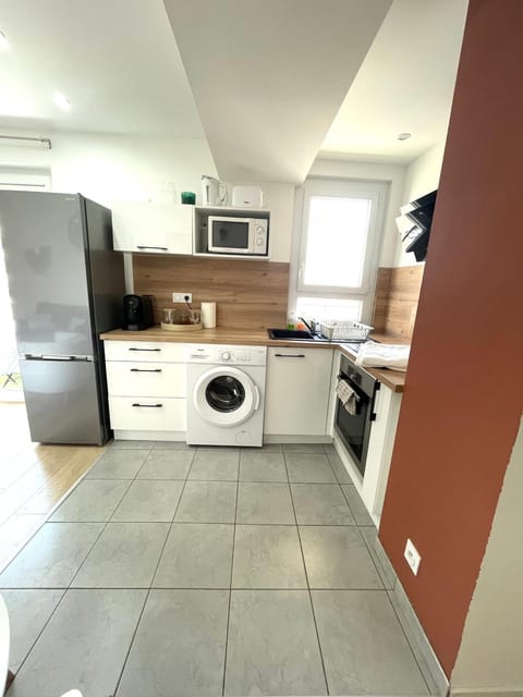 Coffee/tea facilities, Kitchen or kitchenette, microwave, oven, stove, toaster, washing machine