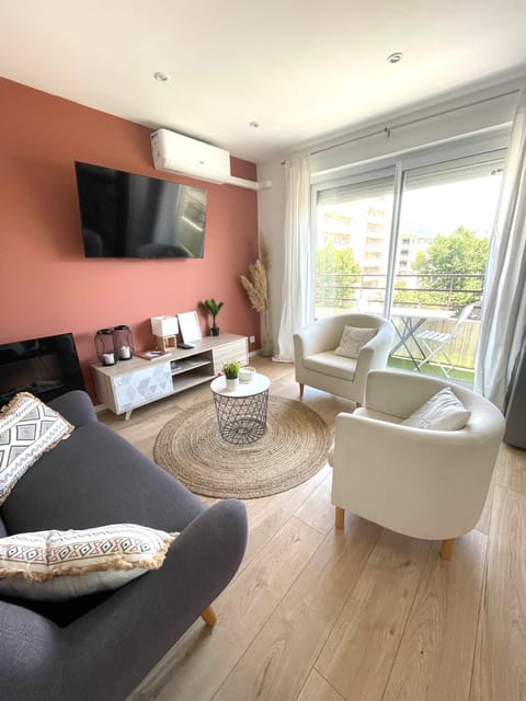 Communal lounge/ TV room, TV and multimedia, Living room, Seating area