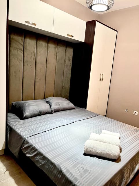 Bed, Bedroom, towels, wardrobe