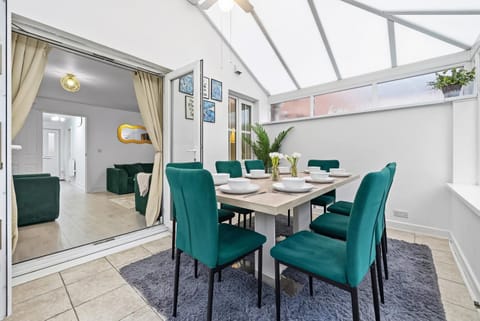 Comfort Lodge - Modern 5 bed house w 2 bathrooms, parking & gardens House in Solihull