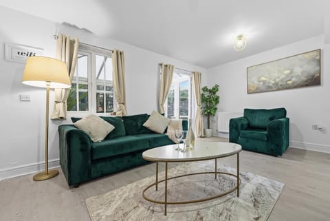 Comfort Lodge - Modern 5 bed house w 2 bathrooms, parking & gardens House in Solihull