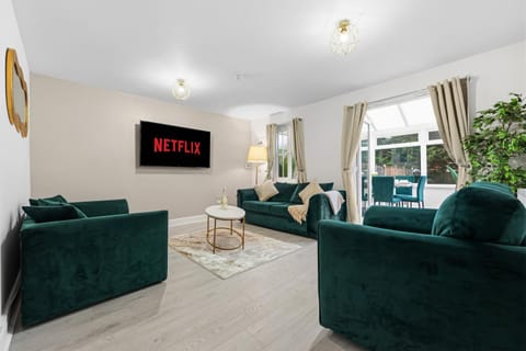 Comfort Lodge - Modern 5 bed house w 2 bathrooms, parking & gardens House in Solihull