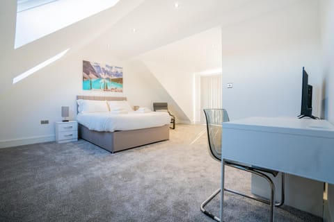 Bed, TV and multimedia, Bedroom, hair dresser