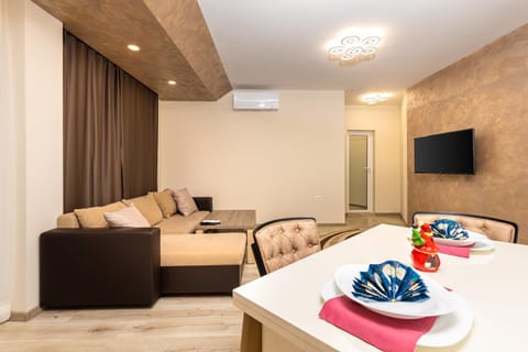 TV and multimedia, Living room, Seating area, air conditioner
