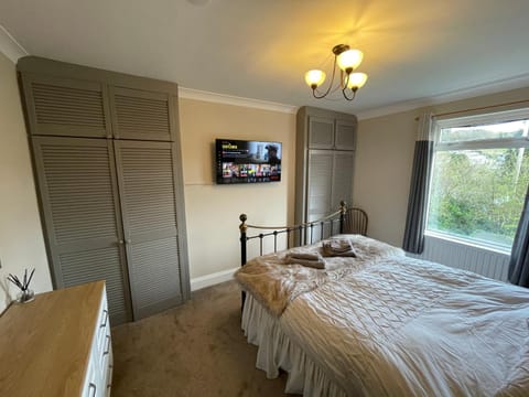Bed, TV and multimedia, Bedroom, wardrobe
