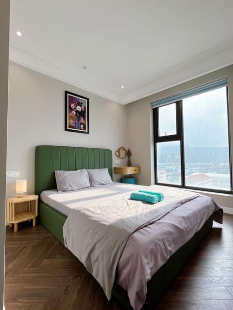 Bed, Natural landscape, Photo of the whole room, Bedroom, Mountain view, towels