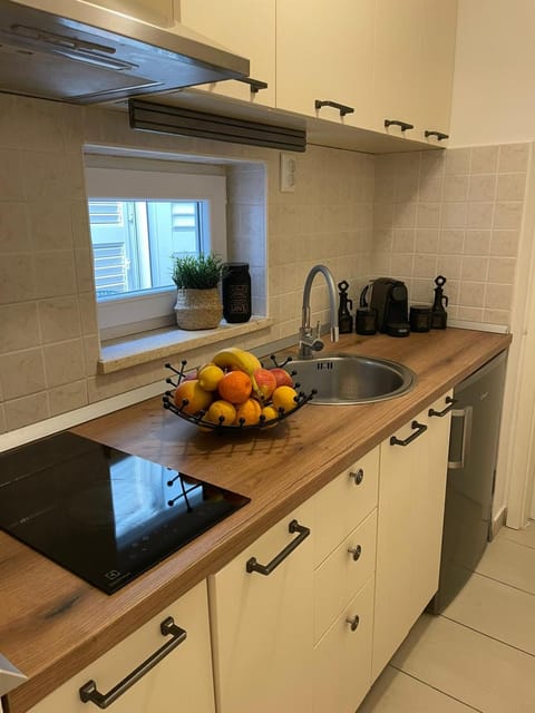 Coffee/tea facilities, Kitchen or kitchenette, Food and drinks, stove, kitchen