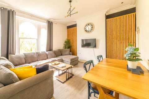 Communal lounge/ TV room, TV and multimedia, Living room, Seating area, Dining area, Evening entertainment