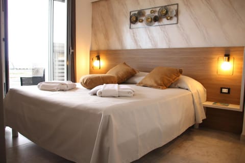 Photo of the whole room, Bedroom, towels
