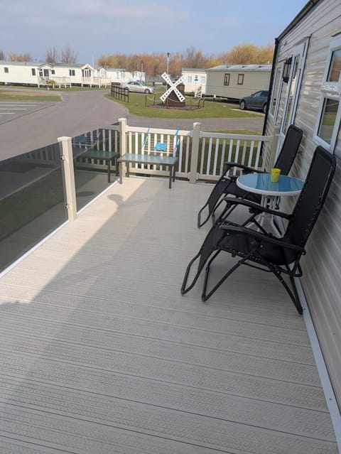 E16 Millfields 6 berth caravan MAX 4 ADULTS Bob family's only and lead person must be over 30 House in Ingoldmells