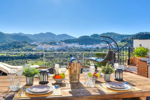 View (from property/room), Balcony/Terrace, Seating area, Dining area, City view, Garden view, Landmark view, Mountain view
