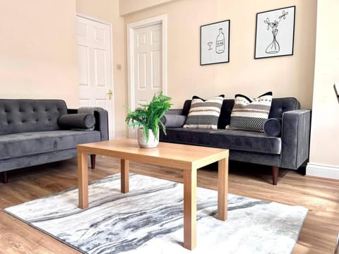 Central 4 bedroom house with Driveway House in Newcastle upon Tyne