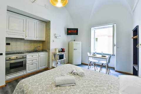 Bed, Kitchen or kitchenette, Photo of the whole room, Dining area, Bedroom, minibar, pet friendly, stove, towels
