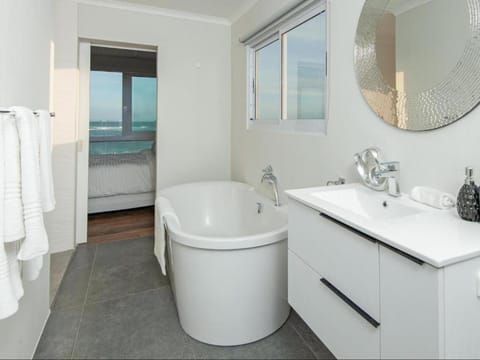 Absolute Ocean Boutique Guesthouse Bed and Breakfast in Hermanus