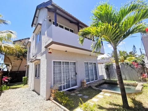 Property building, Garden, Garden view, Pool view, Swimming pool