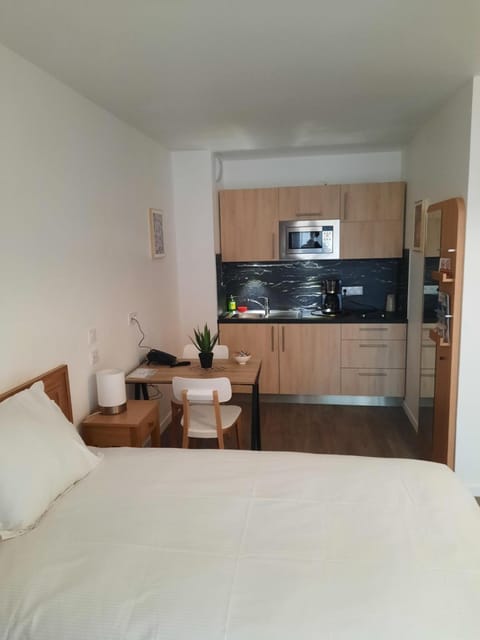 Kitchen or kitchenette, Bedroom