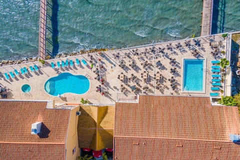 Property building, Natural landscape, Bird's eye view, Dining area, Pool view, Swimming pool, sunbed