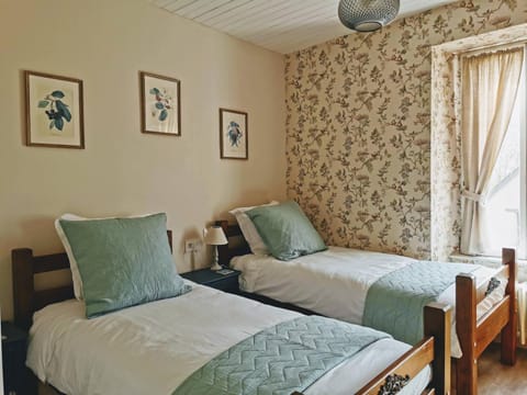 ‘Les Portes Bleues’ Chambres d’hôtes Bed and Breakfast in Brittany