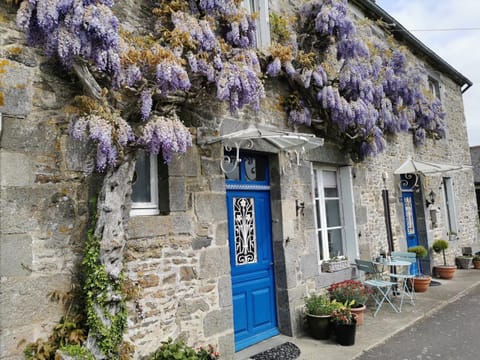 ‘Les Portes Bleues’ Chambres d’hôtes Bed and Breakfast in Brittany