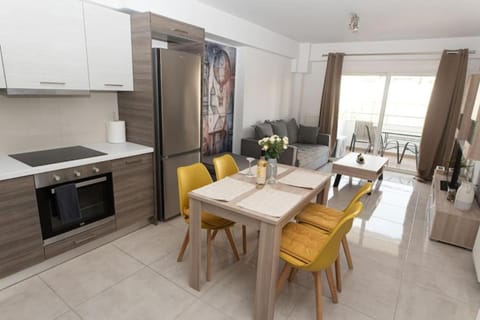 TV and multimedia, Kitchen or kitchenette, Living room, Seating area, Dining area, stove, kitchen
