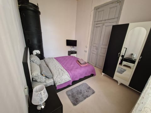 Bed, TV and multimedia, Photo of the whole room, Bedroom, towels, wardrobe