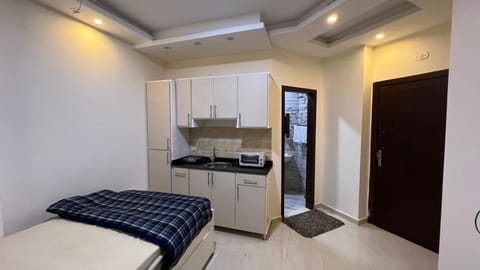 Kitchen or kitchenette, Photo of the whole room, minibar, oven, stove
