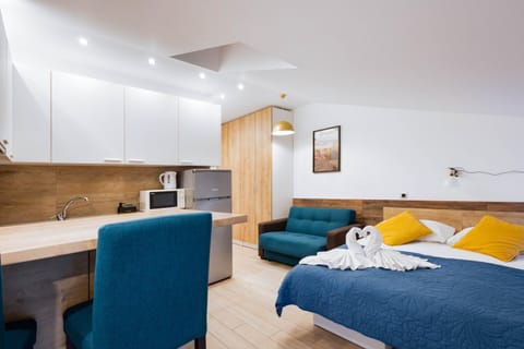 Bed, Kitchen or kitchenette, Living room, Photo of the whole room, Seating area, Dining area, Bedroom