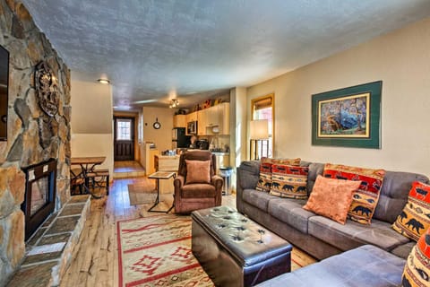 Waterfront Red River Haven Walk to Ski Lift! House in Red River