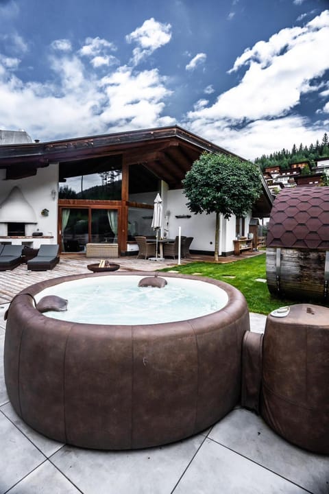 Property building, Garden, Hot Tub, Hot Tub, Sauna