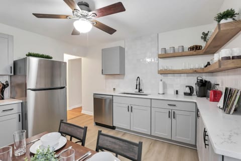 Housepitality - The OSU Hideaway - 4 BR 5 min from OSU Grandview House in Ohio