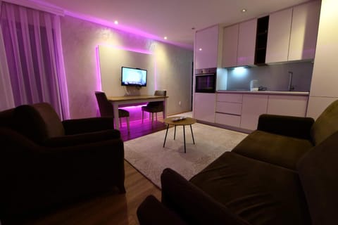 TV and multimedia, Kitchen or kitchenette, Living room, Seating area