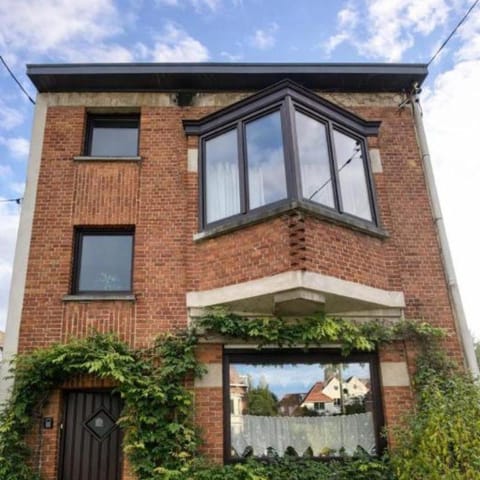 Spacious Villa in Dilbeek with Private Garden, Ideal for Families & Business Villa in Flanders