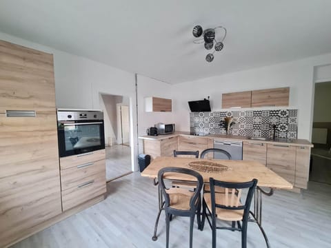 Dining area, minibar, pet friendly, stove