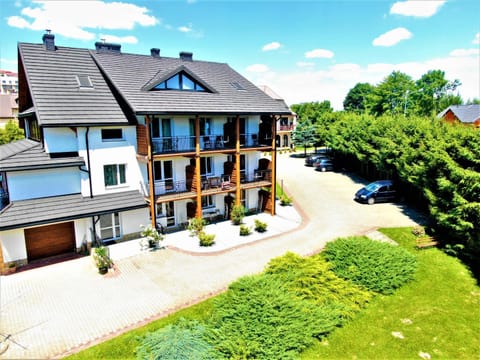 Property building, Spring, Day, Neighbourhood, Garden, Garden view, Parking