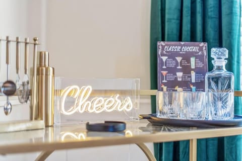 Lounge or bar, Food and drinks, Drinks