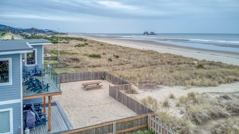 The Sand Castle - Meredith Lodging House in Rockaway Beach