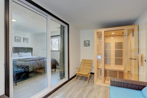 Modern 4BR house with Sauna and Gameroom House in Stroud Township