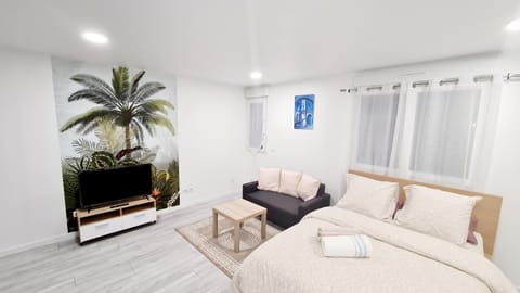 Communal lounge/ TV room, Bed, TV and multimedia, Living room, Bedroom, towels