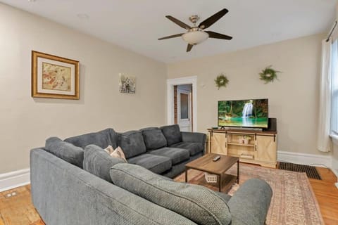 Housepitality - Harrison Mansion - Great Location House in Ohio