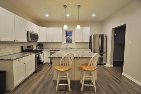 Housepitality - Franklinton Manor - Spacious House in Franklinton
