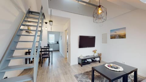 TV and multimedia, Seating area, Dining area