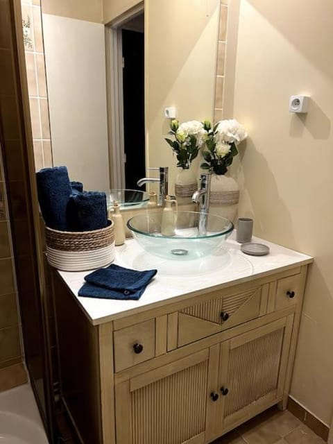 Shower, Bathroom, heating, towels