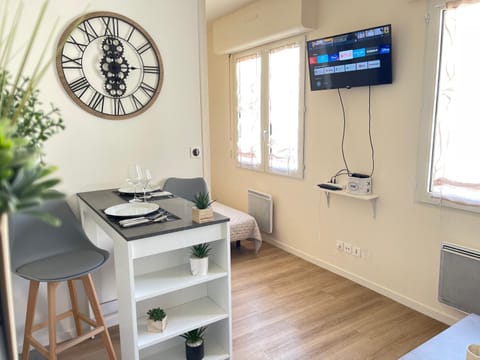 TV and multimedia, Living room, Dining area, hair dresser