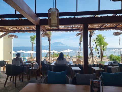 Restaurant/places to eat, Restaurant/places to eat, Mountain view