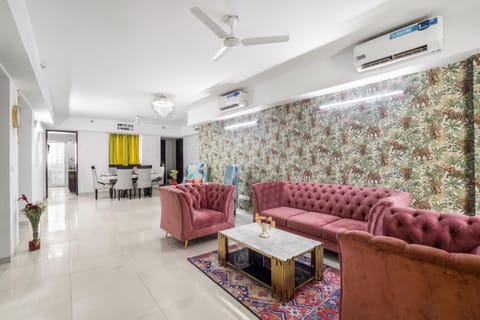 TV and multimedia, Living room, Seating area, Dining area, fireplace, air conditioner