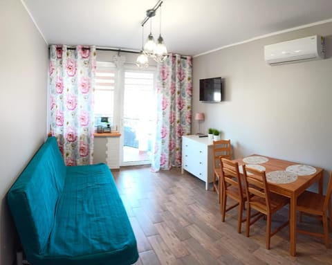TV and multimedia, Living room, Seating area, air conditioner