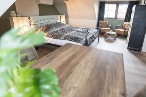 Bed, Photo of the whole room, Seating area