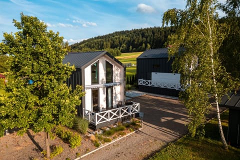 Property building, Spring, Day, Neighbourhood, Natural landscape, Seating area, Mountain view, Parking
