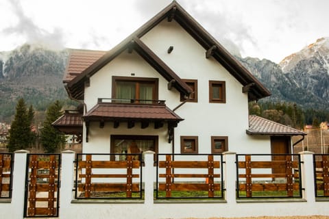 Property building, Day, Natural landscape, Mountain view, Location